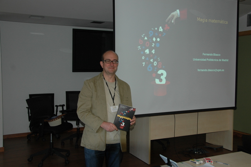 Conferencia de Fernando Blasco: Cartomagia matemática. Potencias y divisores en juegos de magia